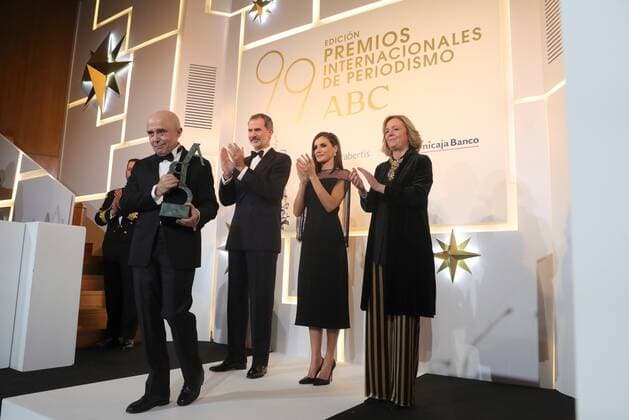 Writer Gabriel Albiac (L) receives the Mariano de Cavia award from Spain s King Felipe VI (C) and Queen Letizia (2R); at 99th Mariano de Cavia , Luca de Tena and Mingote ABC Journalism Award in Madrid, Spain, 03 December 2019. Spain s Royal couple chair the 99th Mariano de Cavia , Luca de Tena and Mingote ABC Journalism Award !ACHTUNG: NUR REDAKTIONELLE NUTZUNG!  Copyright: xJuanjoxMartinx GRAF2794 20191203-637110059389806029