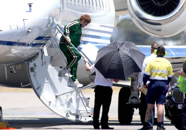 ELTON JOHN ADELAIDE ARRIVAL, Elton John leaves his private plane at Adelaide Airport in Adelaide, Wednesday, December 4, 2019. Elton John is performing his Farewell Yellow Brick Road concert in Adelaide tonight. ( NO ARCHIVING, EDITORIAL USE ONLY, NO USE IN BOOKS WITHOUT CONSENT ADELAIDE SA AUSTRALIA  Copyright: xKELLYxBARNESx 20191204001436054280