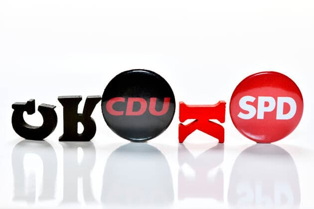 Umgekippte Buchstaben bilden den Schriftzug Groko mit den Logos von CDU und SPD, Symbolfoto fÃ¼r die Krise der GroÃŸen Koalition *** Overturned letters form the stroke Groko with the logos of CDU and SPD, symbol photo for the crisis of the Grand Coalition ** NUR FUER REDAKTIONELLE ZWECKE ** EDITORIAL USE ONLY **
