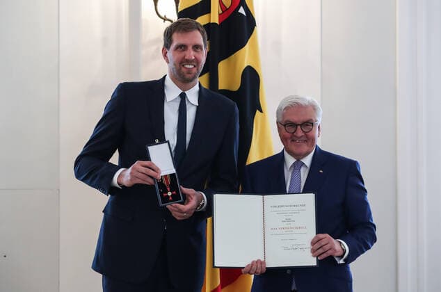 Bilder des Jahres 2019, Entertainment 12 Dezember Entertainment Bilder des Tages (191204) -- BERLIN, Dec. 4, 2019 -- German President Frank-Walter Steinmeier (R) and former German basketball player Dirk Nowitzki pose for photograph during a ceremony for the Order of Merit of the Federal Republic of Germany at the Bellevue Palace in Berlin, capital of Germany, on Dec. 4, 2019. ) (SP)GERMANY-BERLIN-BASKETBALL-DIRK NOWITZKI ShanxYuqi 