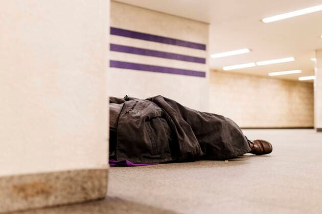 Ein Obdachloser schläft improvisiert einer Decke in einer U-Bahn-Haltestelle. Köln, 04.12.2019 *** A homeless person sleeps improvised on a ceiling in a subway stop Cologne, 04 12 2019 Foto:xC.xHardtx xFuturexImage