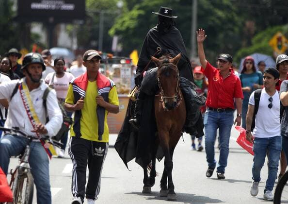 Bilder des Jahres 2019, News 12 Dezember News Bilder des Tages A man characterized as the character El Zorro participates in a march against the Government of President Ivan Duque, in Cali, Colombia, 04 December 2019. Workers centrals, university and indigenous students from various departments of Colombia began on Wednesday the third day of national strike against the Government of Duque to reject his economic and social policies. From early hours dozens of protesters gathered in various cities with flags of the country and banners to continue the protests that began on November 21. Indigenous and Colombian unions begin another strike against the Government of Duque !ACHTUNG: NUR REDAKTIONELLE NUTZUNG!  Copyright: xERNESTOxGUZMANxJRx AME2773 20191204-637110913479165065