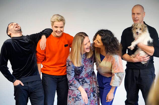 Bilder des Jahres 2019, Entertainment 12 Dezember Entertainment Bilder des Tages Hassan Akkouch, Melina Borcherding, Sarina Radomski, Sesede Terziyan, Christoph Grunert und der Hund Stulle beim Fototermin zur ARD Krimi-Serie WaPo Berlin im 25hours Hotel Bikini. Berlin, 05.12.2019 *** Hassan Akkouch, Melina Borcherding, Sarina Radomski, Sesede Terziyan, Christoph Grunert and the dog Stulle at the photo shoot for the ARD crime series WaPo Berlin at the 25hours Hotel Bikini Berlin, 05 12 2019 Foto:xT.xBartillax xFuturexImage