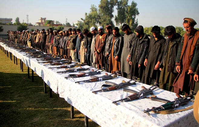 Bilder des Jahres 2019, News 12 Dezember News Bilder des Tages (191205) -- JALALABAD, Dec. 5, 2019 -- Islamic State (IS) militants are seen at a surrender ceremony in Jalalabad city, capital of Nangarhar province, Afghanistan, Dec. 5, 2019. A fresh batch of IS militants surrendered in Jalalabad city on Thursday, a provincial governor said. (Photo by Xinhua) AFGHANISTAN-JALALABAD-IS MILITANTS-SURRENDER SaifurahmanxSafi 