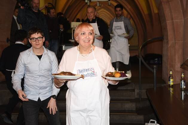 Bilder des Jahres 2019, Entertainment 12 Dezember Entertainment Bilder des Tages 05.12.2019 Frankfurt am Main Römer Weihnachtsessen für Bedürftige und Obdachlose Claudia Roth (Bundestags-Vizepräsidentin), : *** 05 12 2019 Frankfurt am Main Römer Christmas dinner for the needy and homeless Claudia Roth Vice President of the Bundestag ,