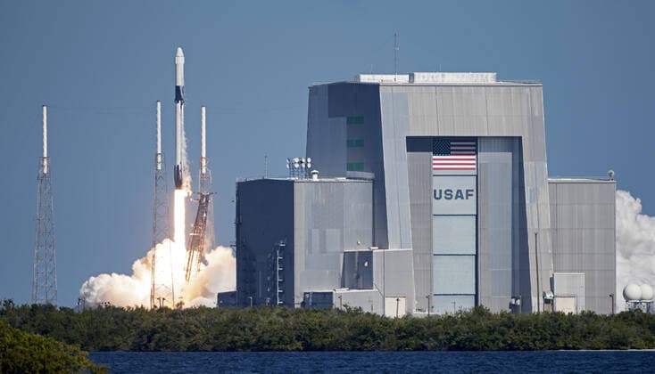 Bilder des Jahres 2019, News 12 Dezember News Bilder des Tages The SpaceX Falcon 9 rocket launches the Dragon spacecraft for NASA at 12:29 PM from Complex 40 at the Cape Canaveral Air Force Station, Florida on Wednesday, December 5, 2019. Dragon is carrying supplies and experiments to the crew of the International Space Station on the 19th resupply mission.  CCP20191205006 JOExMARINOx-xBILLxCANTRELL