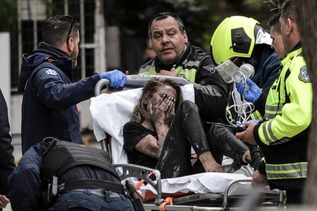 Bilder des Jahres 2019, News 12 Dezember News Bilder des Tages December 5, 2019, Athens, Greece: Paramedics carry a woman to an ambulance some minutes after a fire broke up in the Athenaeum Palace hotel in Athens. A fire has broken out at a luxury hotel in the Greek capital, with fire crews evacuating the building and using ladders to rescue several people. Athens Greece - ZUMAe114 20191205_zaa_e114_001 Copyright: xEurokinissix