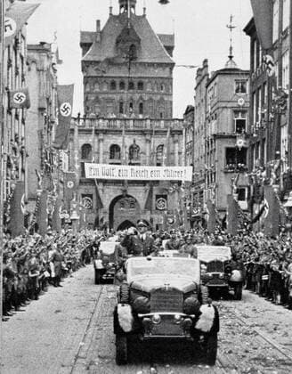 Guerre mondiale 1939-1945 HITLER, ayant envahi la Pologne, entre victorieux dans Dantzig le 19 09 1939. Credit: Collection Kharbine-Tapabor. *** World War 1939 1945 HITLER, having invaded Poland, enters victorious in Danzig on 19 09 1939 Credit Collection Kharbine Tapabor  KH11413