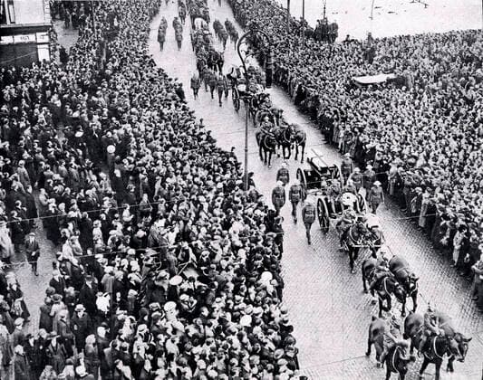 Ireland Cortege de funerailles des officiers anglais tues tues tués a Dublin le Monde illustre en 1920 Credit Collection KHARBINE TAPABOR  KH13398