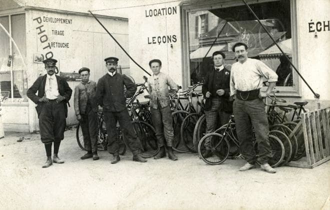 CYCLISME annees 1900 Magasin de cycles, locations de velos ou lecon pour apprendre a faire du velo. Photographie anonyme pour une carte postale vers 1907. Credit : Collection IM KHARBINE-TAPABOR. *** CYCLING 1900s Cycle shop, bike rental or lesson to learn how to ride a bike Anonymous photography for a postcard around 1907 Credit Collection IM KHARBINE TAPABOR  KH177096