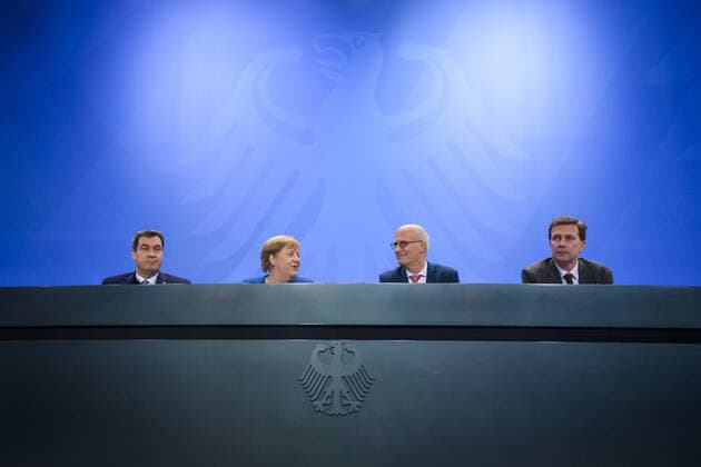Bilder des Jahres 2019, News 12 Dezember News Bilder des Tages Berlin, Pressekonferenz mit Angela Merkel, Markus Söder und Peter Tschentscher Deutschland, Berlin - 05.12.2019: Im Bild sind Markus Söder (Ministerpräsident des Freistaates Bayern, csu), Angela Merkel (deutsche Bundeskanzlerin, cdu), Peter Tschentscher (Erster Bürgermeister der Freien und Hansestadt Hamburg, spd) und Steffen Seibert (Regierungssprecher der deutschen Bundesregierung) auf der Pressekonferenz nach der Besprechung der Bundeskanzlerin mit den Regierungschefinnen und Regierungschefs der Länder im Bundeskanzleramt zu sehen. Berlin Bundeskanzleramt Berlin Deutschland *** Berlin, press conference with Angela Merkel, Markus Söder and Peter Tschentscher Germany, Berlin 05 12 2019 The picture shows Markus Söder Minister President of the Free State of Bavaria, csu , Angela Merkel German Chancellor, cdu , Peter Tschentscher First Mayo