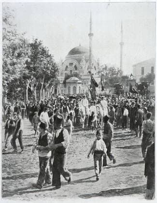 Turquie A Constantinople, devant Sainte-Sophie. Cortege de manifestants se rendant au palais pour remercier et acclamer le Sultan , in l Illustration, 1908. Credit : Collection KHARBINE-TAPABOR. *** Turkey In Constantinople, in front of Saint Sophia Cortege, demonstrators going to the palace to thank and acclaim the Sultan, in l Illustration, 1908 Credit Collection KHARBINE TAPABOR  KH18737