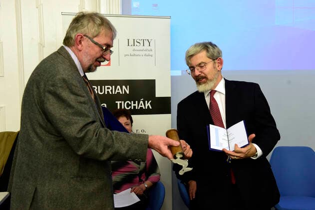U.S. journalist, political analyst and Voice of America s Czech broadcasting editor Jolyon Naegele (right) receives Pelikan prize for contribution to political culture and civic dialogue, long-term journalistic work for democracy renewal in Czechoslovakia and support for Czechoslovak democratic opposition. The prize is awarded by Listy journal in Olomouc, Czech Republic, December 5, 2019. (CTKxPhoto LudekxPerina) CTKPhotoP201912050866601  LPE 012K