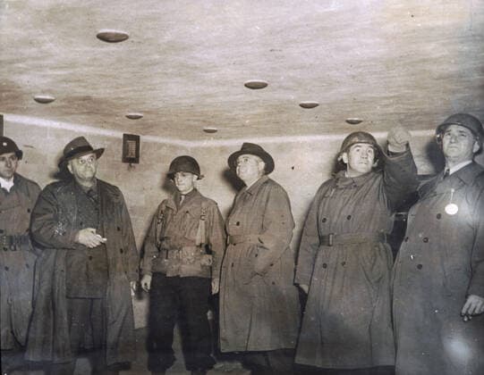 2nd GM End of the 2nd World War, discovery of the concentration camps members of the United States Congress visiting the gas chambers of Dachau Credit Coll Kharbine Tapabor  KH21535