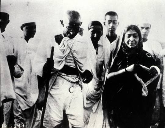 IMAGO ICONS: Mahatma Gandhi Gandhi - Biographie GANDHI (1869-1948) et la poetesse Sarojun NAIDU (20 S.) debutent la marche du sel le 12 03 1930. Credit: Collection NB KHARBINE-TAPABOR. *** Gandhi Biography GANDHI 1869 1948 and the poet Sarojun NAIDU 20 S start the salt walk on 12 03 1930 Credit Collection NB KHARBINE TAPABOR  KH22283