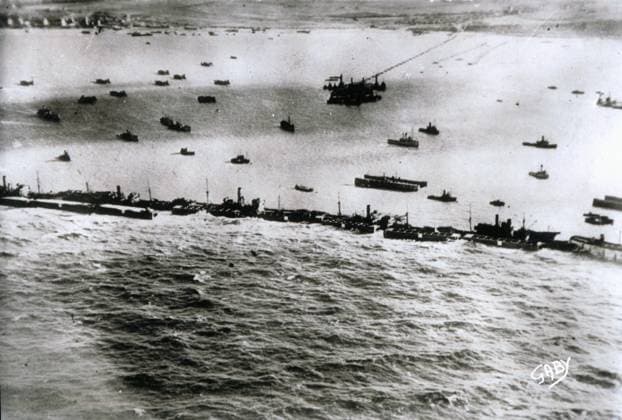 Debarquement de juin 1944 Carte postale representant un port artificiel (Mulberry) en Normandie avec le barrage brise-lame de Caisson Phenix et de Flockships , lors du debarquement americain en Normandie en Juin 1944. Credit : Collection NB Kharbine-Tapabor. *** Landing in June 1944 Postcard representing an artificial Mulberry port in Normandy with the breakwater barrier of Caisson Phenix and Flockships, during the American landing in Normandy in June 1944 Credit Collection NB Kharbine Tapabor  KH28174