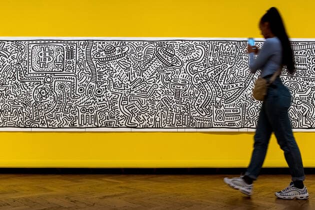 Bilder des Jahres 2019, Entertainment 12 Dezember Entertainment Bilder des Tages BELGIUM, BRUSSELS, DEC. 05, 2019 - BOZAR presents a major retrospective of the legendary American artist, Keith Haring. As a friend and artistic companion to Andy Warhol and Jean-Michel Basquiat, Keith Haring was a unique figure in 1980s New York. He played a key role in counterculture by creating an instantly recognisable style. Haring is primarily known for his iconic motifs: barking dogs, crawling babies and flying saucers. He strived to make art public by displaying it in his Pop Shop, the media or in subway stations and collective urban spaces. He drew inspiration from abstract expressionism, pop art, Japanese calligraphy and the work of New York graffiti artists. His singular, seemingly spontaneous style embodied the energy of his time, from space travel to hip-hop and video games. His powerful work is still relevant today  DannyxGys