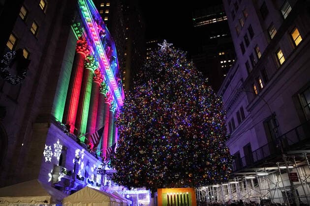 Bilder des Jahres 2019, News 12 Dezember News Bilder des Tages The Christmas Tree is lit for the first time of 2019 after the New York Stock Exchanges 96th Annual Christmas Tree Lighting at the NYSE on Thursday, December 5, 2019 in New York City.  NYP20191205156 JOHNxANGELILLO