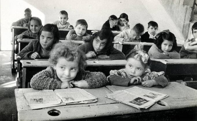 Guerre d Espagne Les enfants refugies (republicains) dans le stade de Barcelone recoivent un excellent enseignement pendant la guerre d Espagne vers 1937. Carte postale editee par le Comisariat de Propaganda de la Generalitat de Catalunya. Credit: Collection IM KHARBINE-TAPABOR. *** Spanish War Republican refugee children in the Barcelona stadium receive an excellent education during the Spanish War around 1937 Postcard published by the Comisariat de Propaganda de la Generalitat de Catalunya Credit Collection IM KHARBINE TAPABOR  KH50102