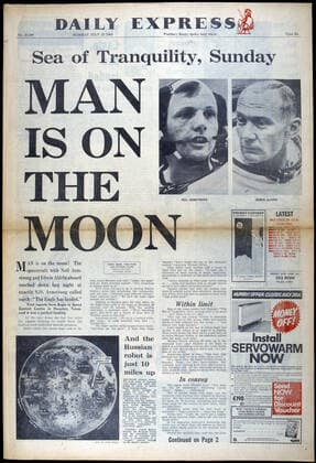 Lune Man is on the moon, lhomme est sur la lune, on the cover of the Daily Express of July 1969 Credit Collection KHARBINE TAPABOR  KH50700