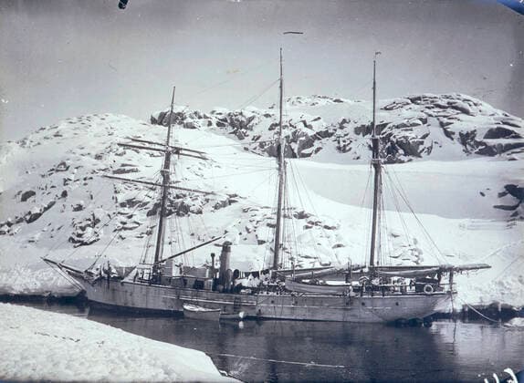 Commander CHARCOT Le Francais at the south pole during the Charcot expedition of 1903 1905 Photography PLENEAU P 19 20 s Credit KHARBINE TAPABOR COLL S Kakou  KH60591