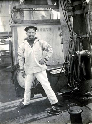 Commander CHARCOT Sailor Herveou of the Charcot expedition to the South Pole in 1903 1905 Photograph PLENEAU P 19 20 s Credit KHARBINE TAPABOR COLL S Kakou  KH60594