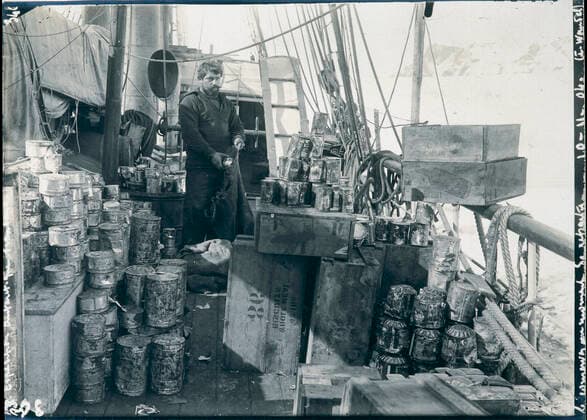 Commander CHARCOT Expedition Charcot at the South Pole of 1903 1905 On November 9, 1904, not to be blocked by ice on the ice floe, the crew handed over the provisions stored at the general store on land on the boat in order to be able to leave the premises on time Corvee delicate because the cans were welded in the ice Photography PLENEAU P 19 20 s Credit KHARBINE TAPABOR COLL S Kakou  KH60600