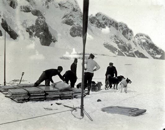 Commander CHARCOT The members of the Charcot expedition to the South Pole from 1903 to 1905 transported by sleds parts of the house to be built to have a pied a terre Photography PLENEAU P 19 20 s Credit KHARBINE TAPABOR COLL S Kakou  KH60602