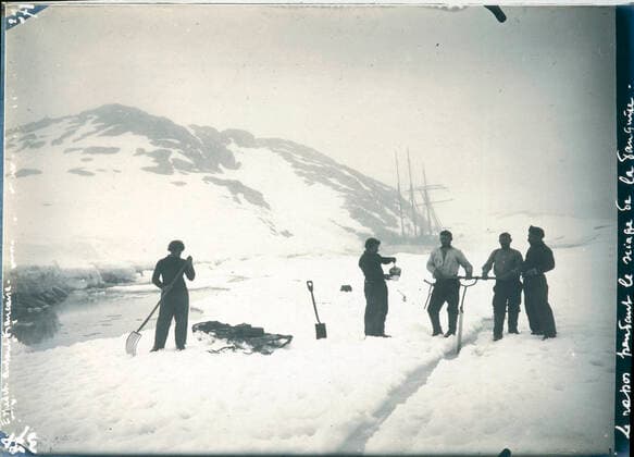 Commander CHARCOT The crew of the Charcot expedition sawing the ice of the ice pack to clear a path to the boat Le Francais Photography PLENEAU P 19 20 s during the trip to the south pole of the charcot commander from 1903 to 1905 Credit KHARBINE TAPABOR COLL S Kakou  KH60606