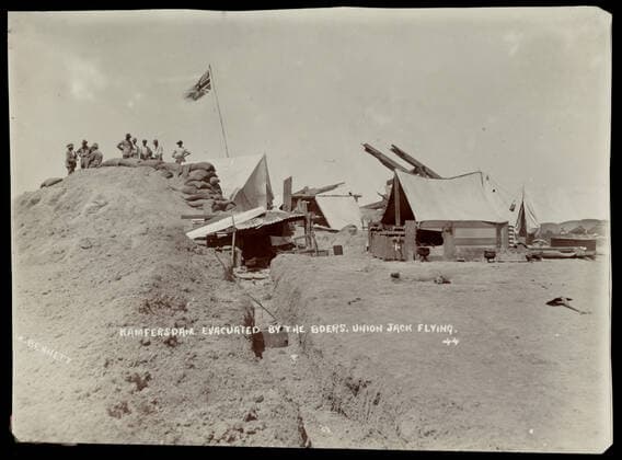 Guerre des Boers Guerre des Boers (1899-1902). Kamfer Dam, evacue par les Boers. Au fond, le drapeau anglais. Photographie par M. BENNETT (19-20eme). Credit : Collection MX KHARBINE-TAPABOR. *** Boer War Boer War 1899 1902 Kamfer Dam, evacuated by the Boers In the background, the English flag Photograph by M BENNETT 19 20th Credit Collection MX KHARBINE TAPABOR  KH65442