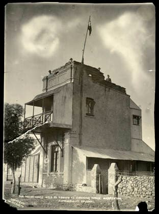 Guerre des Boers Guerre des Boers (1899-1902). La maison de Mr Moir utilisee par les troupes britanniques comme poste d observation a Warrenton. Photographie par M. BENNETT (19-20eme). Credit : Collection MX KHARBINE-TAPABOR. *** Boer War Boer War 1899 1902 Mr Moirs house used by British troops as an observation post in Warrenton Photograph by Mr BENNETT 19 20th Credit Collection MX KHARBINE TAPABOR  KH65456
