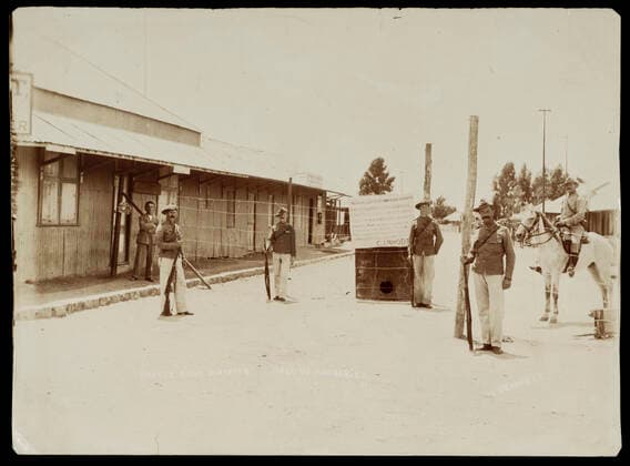Guerre des Boers Guerre des Boers (1899-1902). Barrage de Barkly Road pendant le siege de Kimberley. Photographie de 1899 par M. BENNETT (19-20eme). Credit : Collection MX KHARBINE-TAPABOR. *** Boer War Boer War Boer War 1899 1902 Barkly Road Dam during Kimberley Headquarters 1899 Photograph by Mr BENNETT 19 20th Credit Collection MX KHARBINE TAPABOR  KH65466