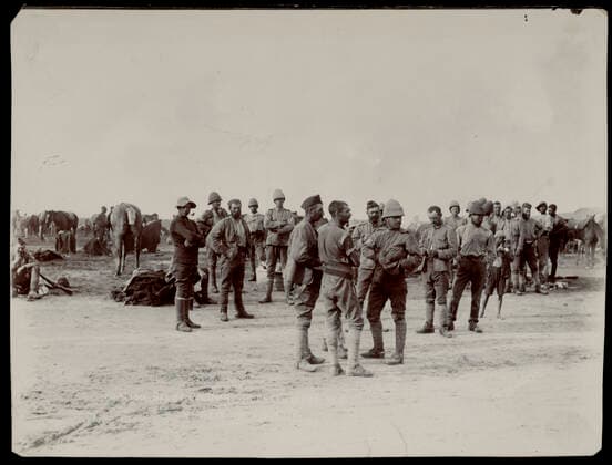 Guerre des Boers Guerre des Boers (1899-1902). Siege de Kimberley. La releve. Photographie de 1899 par M. BENNETT (19-20eme). Credit : Collection MX KHARBINE-TAPABOR. *** Guerre des Boers Guerre des Boers Guerre des Boers 1899 1902 Siege de Kimberley La relève Photography of 1899 by M BENNETT 19 20eme Credit Collection MX KHARBINE TAPABOR  KH65481