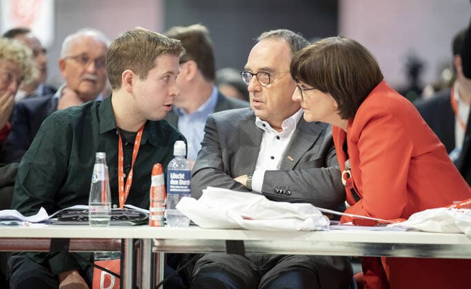 News Bilder des Tages SPD Parteitag. Die designierten SPD Parteivorsitzenden Norbert Walter-Borjans und Saskia Esken im Gespraech mit dem Juso-Vorsitzenden Kevin Kuehnert . Berlin, 06.12.2019 Berlin Deutschland *** SPD Party Congress The designated SPD party leaders Norbert Walter Borjans and Saskia Esken in talks with Juso chairman Kevin Kuehnert Berlin, 06 12 2019 Berlin Germany Copyright: xThomasxImo xphotothek.netx