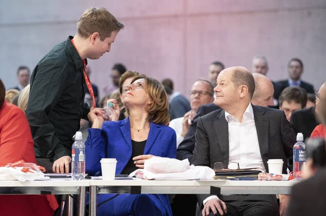 SPD Parteitag. Die kommissarische SPD-Parteivorsitzende Malu Dreyer und Bundesfinanzminister Olaf Scholz, SPD, im Gespraech mit Juso-Vorsitzenden Kevin Kuehnert . Berlin, 06.12.2019 Berlin Deutschland *** SPD Party Congress The provisional SPD party leader Malu Dreyer and Federal Finance Minister Olaf Scholz, SPD, in conversation with Juso chairman Kevin Kuehnert Berlin, 06 12 2019 Berlin Germany Copyright: xThomasxImo xphotothek.netx