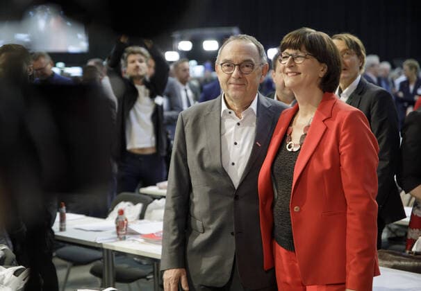 SPD Parteitag. Die designierten SPD Parteivorsitzenden Norbert Walter-Borjans und Saskia Esken zu Beginn des Parteitages. Berlin, 06.12.2019 Berlin Deutschland *** SPD Party Congress The designated SPD party chairmen Norbert Walter Borjans and Saskia Esken at the beginning of the party congress Berlin, 06 12 2019 Berlin Germany Copyright: xXanderxHeinl photothek.netx