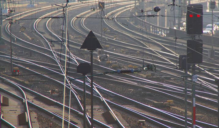 Signal auf Rot: Die Deutsche Bahn investierte im Jahr 2019 mehrere Milliarden Euro u.a. in Gleisanlagen, dennoch kam es immer wieder zu Verspätunge im Zugverkehr. *** Signal on red In 2019, Deutsche Bahn invested several billion euros in track systems, among other things, but there were still delays in train services
