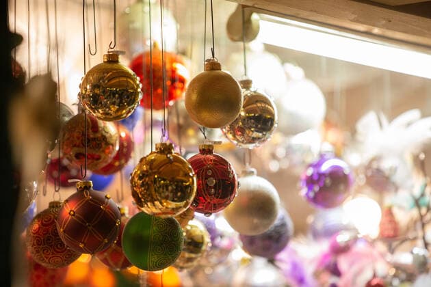 , Christmas balls stand. Christmas market in Munich on 5. December 2019. The christmas market at Chinesischer Turm ( Chinese Tower ) is one of the most beatiful in Munich. Munich Bavaria Germany Chinesischer Turm *** , Christmas balls stand Christmas market in Munich on 5 December 2019 The christmas market at Chinese Tower Chinese Tower is one of the most beatiful in Munich Munich Bavaria Germany Chinese Tower