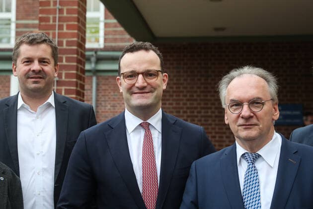 Sven Schulze (CDU,Sachsen Anhalt),Bundesgesundheitsminister Jens Spahn,Ministerpraesident Dr. Reiner Haseloff (CDU,Sachsen Anhalt) - Besuch des Mitteldeutschen Kompetenznetz Seltene Erkrankungen an der Uniklinik Magdeburg er spricht mit Ärzten und Patienten *** Sven Schulze CDU,Saxony Anhalt ,Federal Health Minister Jens Spahn,State Premier Dr Reiner Haseloff CDU,Saxony Anhalt Visit of the Central German Competence Network Rare Diseases at the University Hospital Magdeburg he talks to doctors and patients