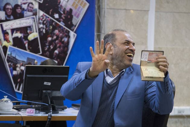Bilder des Jahres 2019, News 12 Dezember December 6, 2019, Tehran, Iran: ABOUZAR NADIMI, registers his candidacy for Iran s parliamentary election at the Interior Ministry in Tehran, Iran. Iran on Sunday began registration of the candidates for the upcoming legislative elections amid the mounting pressures of the United States on the country s vital economic sectors. The 11th round of parliamentary elections in Iran is slated for Feb. 21, 2020, four years after the previous one in 2016. Tehran Iran - ZUMAf146 20191206_zip_f146_022 Copyright: xRouzbehxFouladix