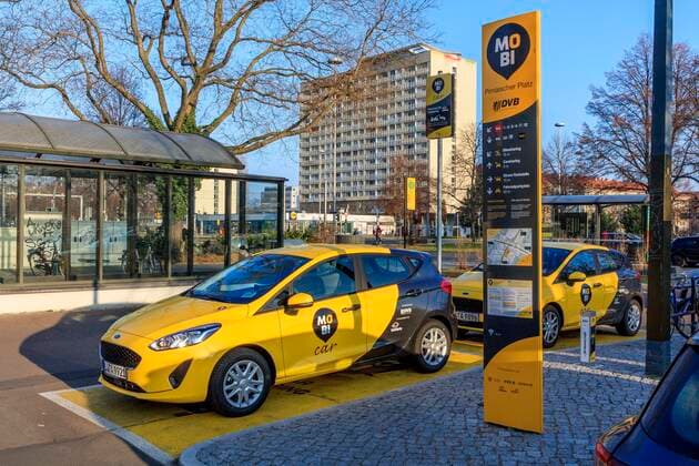 Mobilitätspunkt Pirnaischen Platz DEU Sachsen Dresden Â MOBIpunkt: Sachsens Landeshauptstadt Dresden will Modellstadt Elektromobilität werden. Dieses Ziel formulierte die Stadtverwaltung im Frühjahr 2018: Die Stadt will vor allem mit dem Aufbau sogenannter Mobilitätspunkte und der Ausrüstung der P + R-Plätze im Stadtgebiet die E-Mobilität fördern. Im Rahmen der Europäischen Woche für Mobilität eröffnete im September 2018 am Pirnaischen Platz der erste Mobilitätspunkt. Auch die Dresdner Verkehrsbetriebe (DVB) und der lokale Energieversorger DREWAG wollen mit dem Angebot MOBI den multimodalen Services bündeln und eine clevere Verknüpfung von Bahn und Bus, Bike- und Carsharing und die Möglichkeit des Elektroladens schaffen. So soll ein Netz von 76 Mobilitätspunkten in Dresden entstehen. (Â): Contakt: E-Mail: Foto@Weisf