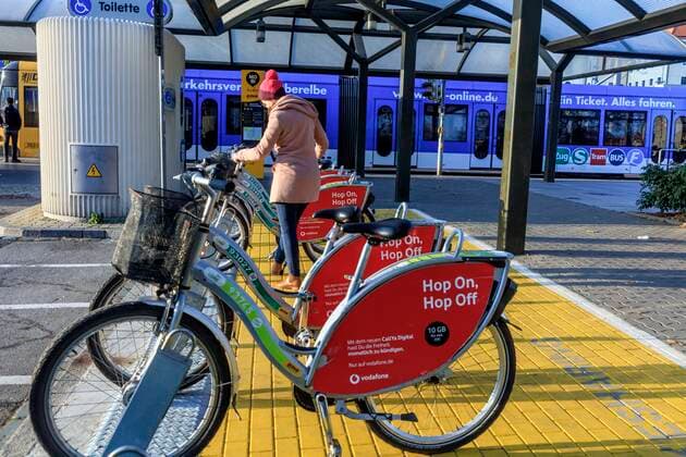 Mobilitätspunkt Pirnaischen Platz DEU Sachsen Dresden Â MOBIpunkt: Sachsens Landeshauptstadt Dresden will Modellstadt Elektromobilität werden. Dieses Ziel formulierte die Stadtverwaltung im Frühjahr 2018: Die Stadt will vor allem mit dem Aufbau sogenannter Mobilitätspunkte und der Ausrüstung der P + R-Plätze im Stadtgebiet die E-Mobilität fördern. Im Rahmen der Europäischen Woche für Mobilität eröffnete im September 2018 am Pirnaischen Platz der erste Mobilitätspunkt. Auch die Dresdner Verkehrsbetriebe (DVB) und der lokale Energieversorger DREWAG wollen mit dem Angebot MOBI den multimodalen Services bündeln und eine clevere Verknüpfung von Bahn und Bus, Bike- und Carsharing und die Möglichkeit des Elektroladens schaffen. So soll ein Netz von 76 Mobilitätspunkten in Dresden entstehen. (Â): Contakt: E-Mail: Foto@Weisf