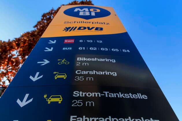 Elektromobilität in Dresden DEU Sachsen Dresden Â MOBIpunkt: Sachsens Landeshauptstadt Dresden will Modellstadt Elektromobilität werden. Dieses Ziel formulierte die Stadtverwaltung im Frühjahr 2018: Die Stadt will vor allem mit dem Aufbau sogenannter Mobilitätspunkte und der Ausrüstung der P + R-Plätze im Stadtgebiet die E-Mobilität fördern. Im Moment sind 30 neue Schnelllader in der Planung, mit denen Fahrzeuge mit 50 Kilowatt Ladeleistung geladen werden können. Auch die Dresdner Verkehrsbetriebe (DVB) und der lokale Energieversorger DREWAG wollen mit dem Angebot MOBI den multimodalen Services bündeln und eine clevere Verknüpfung von Bahn und Bus, Bike- und Carsharing und die Möglichkeit des Elektroladens schaffen. So soll ein Netz von 76 Mobilitätspunkten in Dresden entstehen. 2018 waren in Dresden aber nur 413 Fahrzeug