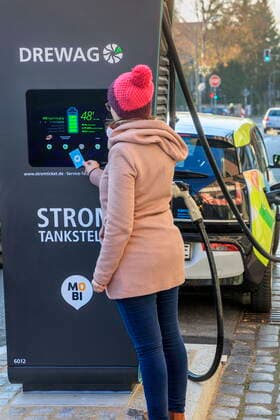 Elektromobilität: Schnellladesäule DEU Sachsen Dresden Â MOBIpunkt mit Schnellladesäule: Sachsens Landeshauptstadt Dresden will Modellstadt Elektromobilität werden. Dieses Ziel formulierte die Stadtverwaltung im Frühjahr 2018: Die Stadt will vor allem mit dem Aufbau sogenannter Mobilitätspunkte und der Ausrüstung der P + R-Plätze im Stadtgebiet die E-Mobilität fördern. Im Moment sind 30 neue Schnelllader in der Planung, mit denen Fahrzeuge mit 50 Kilowatt Ladeleistung geladen werden können. Das kabelgebundene Laden ist aktuell aufgrund seiner hohen Verbreitung die mit Abstand wichtigste Ladetechnologie. Die Batterie im Fahrzeug wird immer mit Gleichstrom geladen. Der sogenannte Typ 2 Stecker für die Wechselstromladung und für die Gleichstromladung der sogenannte Combo 2 Stecker (Foto), umgangssprachlich auch CCS Stecker (