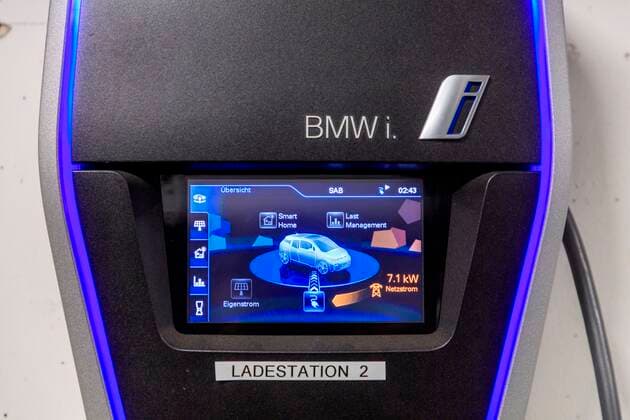 Elektromobilität: Wallbox DEU Sachsen Dresden Â Wallboxen: an der Wand montierte Boxen werden extra fürs Laden von E-Fahrzeugen installiert: Sachsens Landeshauptstadt Dresden will Modellstadt Elektromobilität werden. Dieses Ziel formulierte die Stadtverwaltung im Frühjahr 2018: Die Stadt will vor allem mit dem Aufbau sogenannter Mobilitätspunkte und der Ausrüstung der P + R-Plätze im Stadtgebiet die E-Mobilität fördern. Im Moment sind 30 neue Schnelllader in der Planung, mit denen Fahrzeuge mit 50 Kilowatt Ladeleistung geladen werden können. Das kabelgebundene Laden ist aktuell aufgrund seiner hohen Verbreitung die mit Abstand wichtigste Ladetechnologie. Die Batterie im Fahrzeug wird immer mit Gleichstrom geladen. Der sogenannte Typ 2 Stecker für die Wechselstromladung und für die Gleichstromladung der sogenannte Combo 2 S