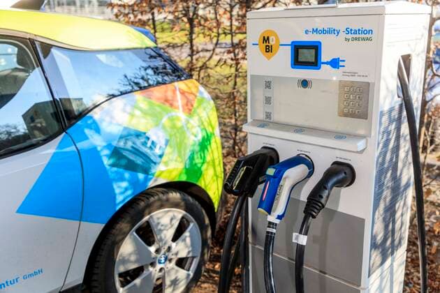 Elektromobilität: Schnellladesäule mit CCS Stecker DEU Sachsen Dresden Â MOBIpunkt mit Schnellladesäule: Sachsens Landeshauptstadt Dresden will Modellstadt Elektromobilität werden. Dieses Ziel formulierte die Stadtverwaltung im Frühjahr 2018: Die Stadt will vor allem mit dem Aufbau sogenannter Mobilitätspunkte und der Ausrüstung der P + R-Plätze im Stadtgebiet die E-Mobilität fördern. Im Moment sind 30 neue Schnelllader in der Planung, mit denen Fahrzeuge mit 50 Kilowatt Ladeleistung geladen werden können. Das kabelgebundene Laden ist aktuell aufgrund seiner hohen Verbreitung die mit Abstand wichtigste Ladetechnologie. Die Batterie im Fahrzeug wird immer mit Gleichstrom geladen. Der sogenannte Typ 2 Stecker für die Wechselstromladung und für die Gleichstromladung der sogenannte Combo 2 Stecker (Foto), umgangssprachlich au