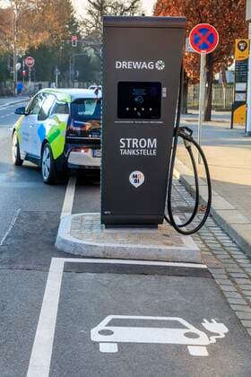 Elektromobilität: Schnellladesäule mit CCS Stecker DEU Sachsen Dresden Â MOBIpunkt mit Schnellladesäule: Sachsens Landeshauptstadt Dresden will Modellstadt Elektromobilität werden. Dieses Ziel formulierte die Stadtverwaltung im Frühjahr 2018: Die Stadt will vor allem mit dem Aufbau sogenannter Mobilitätspunkte und der Ausrüstung der P + R-Plätze im Stadtgebiet die E-Mobilität fördern. Im Moment sind 30 neue Schnelllader in der Planung, mit denen Fahrzeuge mit 50 Kilowatt Ladeleistung geladen werden können. Das kabelgebundene Laden ist aktuell aufgrund seiner hohen Verbreitung die mit Abstand wichtigste Ladetechnologie. Die Batterie im Fahrzeug wird immer mit Gleichstrom geladen. Der sogenannte Typ 2 Stecker für die Wechselstromladung und für die Gleichstromladung der sogenannte Combo 2 Stecker (Foto), umgangssprachlich au