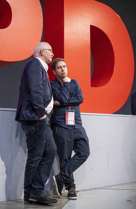SPD Parteitag. Kevin Kuehnert, stellvertretender Parteivorsitzender der SPD, im gespraech mit Udo Bullmann, Mitglied des Europaeischen Parlaments, auf dem Bundesparteitag der SPD in Berlin. 08.12.2019. Berlin Deutschland *** SPD Party Congress Kevin Kuehnert, Deputy Party Chairman of the SPD, in conversation with Udo Bullmann, Member of the European Parliament, at the Federal Party Congress of the SPD in Berlin 08 12 2019 Berlin Germany Copyright: xFelixxZahn photothek.netx