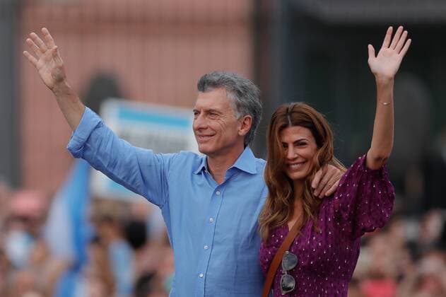 Bilder des Jahres 2019, News 12 Dezember News Bilder des Tages President of Argentina Mauricio Macri (L) and the first lady Juliana Awada (R) greet to the thousands of people reunited in the Plaza de Mayo with the slogan More closer than ever , to say goodbye to Macri, outgoing president, in Buenos Aires, Argentina, 07 December 2019. Macri, who called his followers to the Plaza de Mayo in front of the presidential house of Argentina, says goodbye three days ahead of his succesor Alberto Fernandez s resumption of office. Macri says goodbye to his sympathizer in the Plaza de Mayo of Buenos Aires !ACHTUNG: NUR REDAKTIONELLE NUTZUNG!  Copyright: xJUANxIGNACIOxRONCORONIx AME3769 20191208-637113607867388346