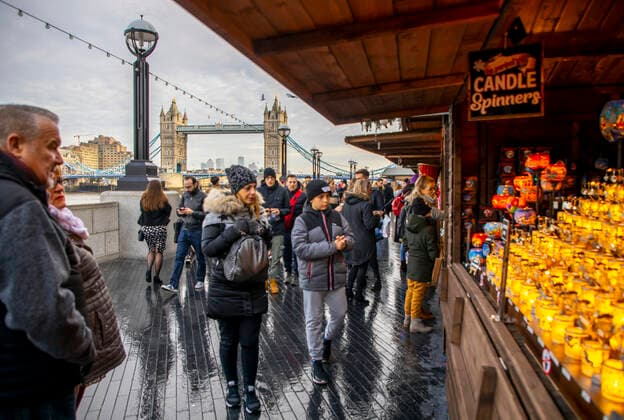 London, Christmas market at the Thames, near Tower Bridge, Christmas by the river, Ufer Promenade, Great Britain